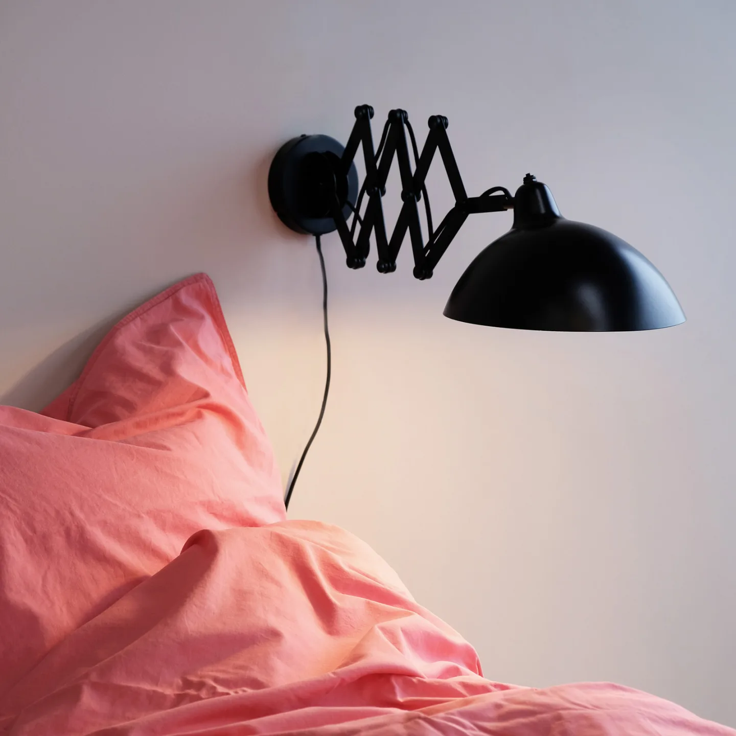 Futura Swing væglampe med drejearm, sort – Dyberg Larsen - Stue - Design - Metal - Med skærm