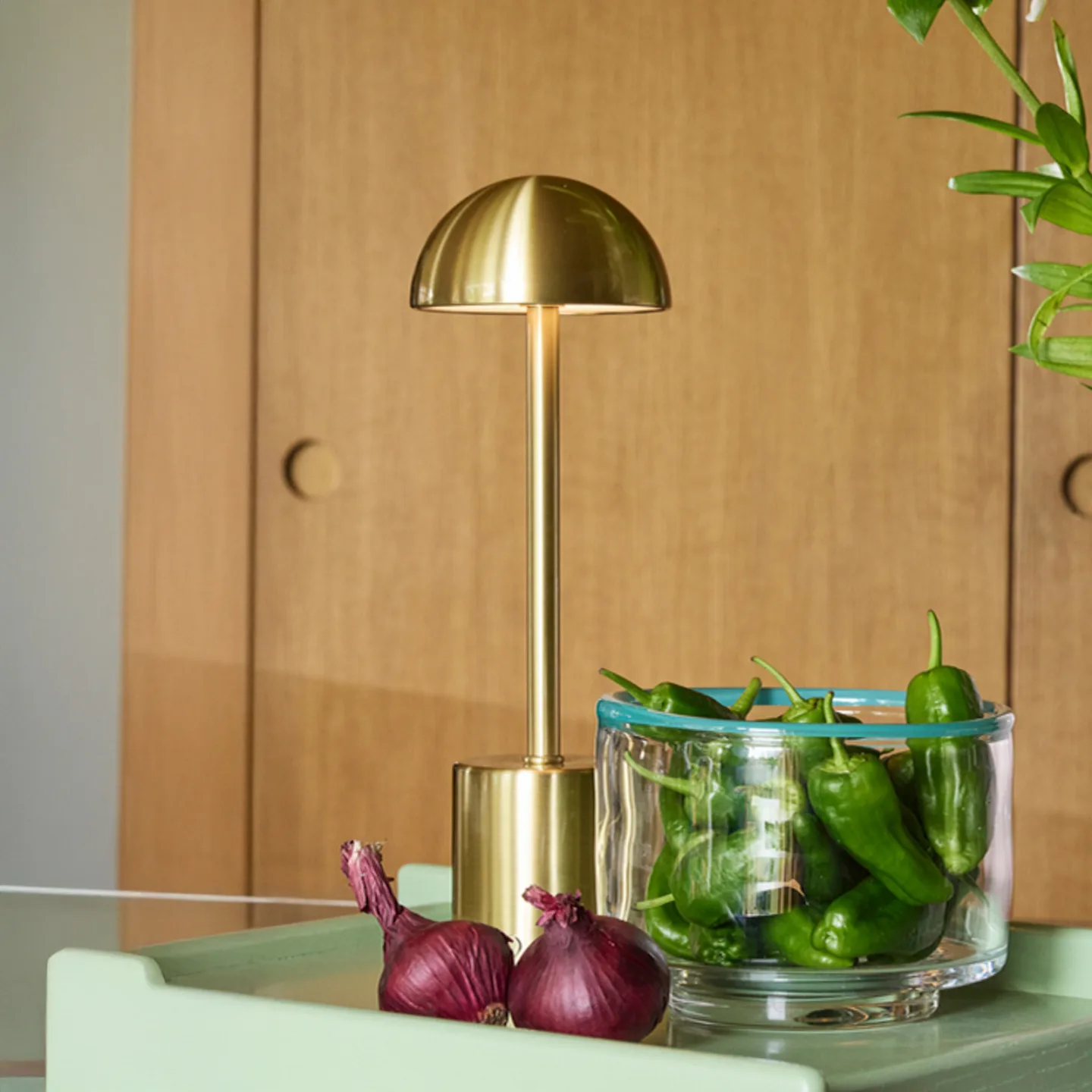 Taten LED-Akku-Tischleuchte messingfarben, Höhe 30 cm - HÜBSCH - Terrasse - Modern - Metall - Mit Schirm