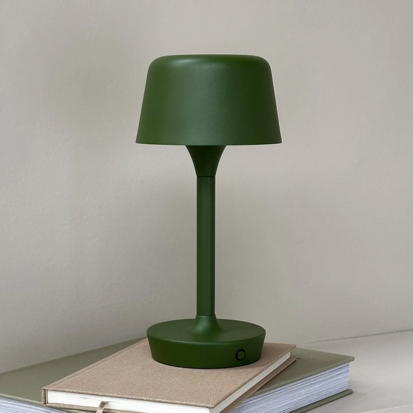 Flow LED-Akku-Tischlampe, grün, Höhe 25 cm - Dyberg Larsen - Wohnzimmer - Skandinavisch - Metall - Mit Schirm