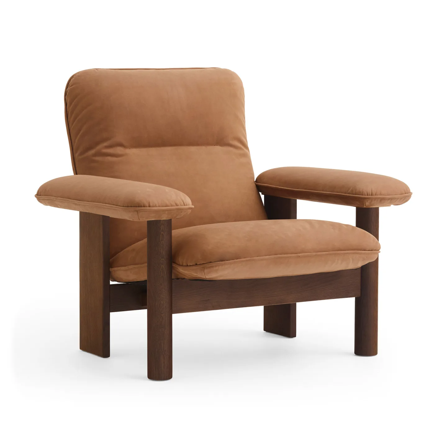 Audo Copenhagen - Brasilia Lounge Chair Solid Oak Dark stained Fabric Cat. 2 Dunes Col. Camel - Fåtöljer - Anderssen & Voll - Träfärgad - Trä/Textilmaterial/Skum