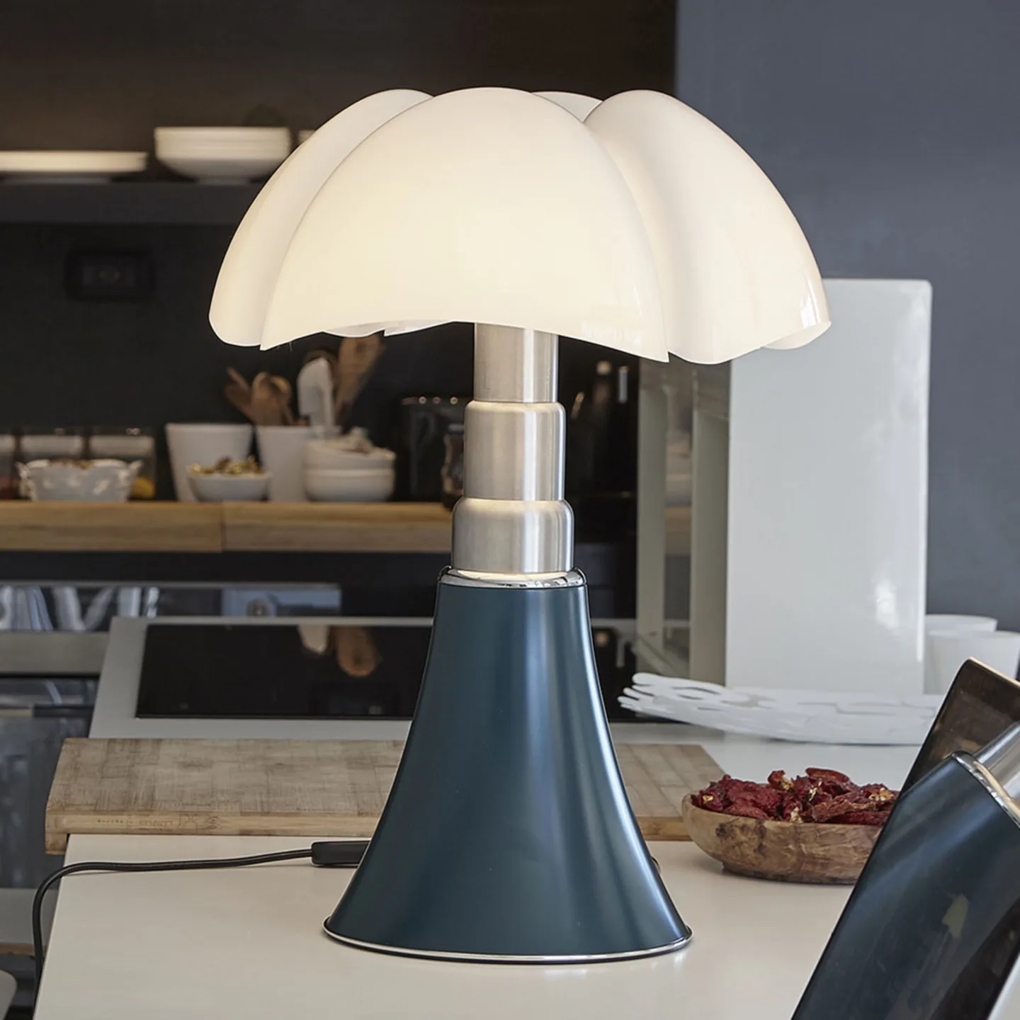 Martinelli Lucé Pipistrello Medium bordslampa agave grön-vit skärm