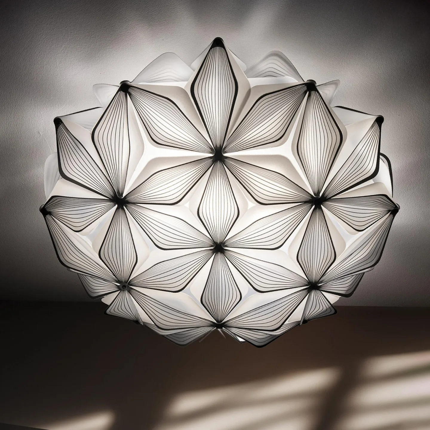 C'EST LA VIE taklampe, svart, Ø 47 cm, 2 lyskilder – Slamp - Stue - Design - Plast - Plafond