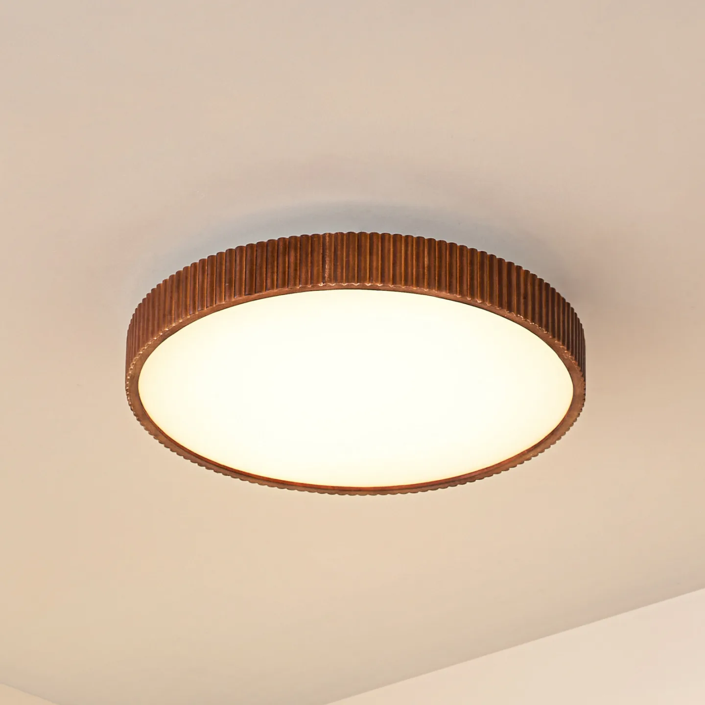 Velua LED-loftslampe, hvid/mørkt træ, Ø 50 cm - Lindby - Stue - Moderne - Rund