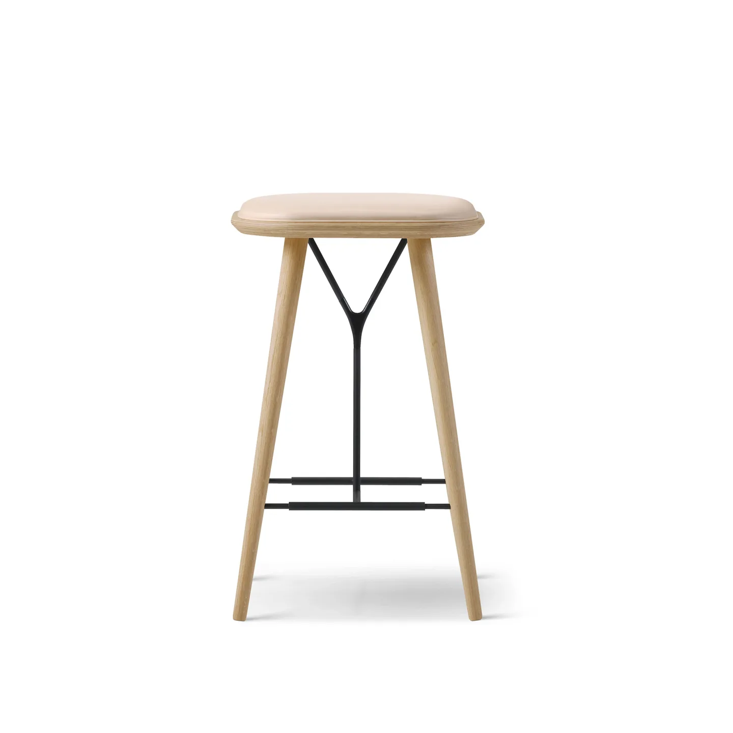 Fredericia Furniture - Spine Wood Base Stool, Lackerad ek, Svart metall, Lädergrupp 4, 90 Natural - Barstolar - Space Copenhagen - Brun,Svart - Läder/Trä