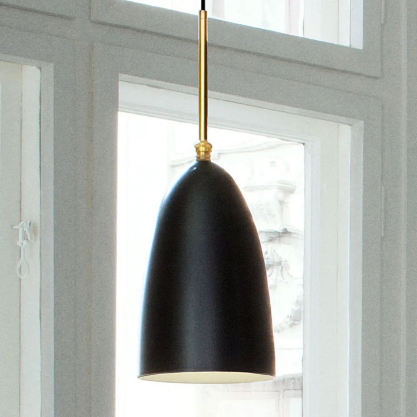Gräshoppa Pendelleuchte Jet-Black - GUBI - Wohnzimmer - Design - Metall - Einflammig