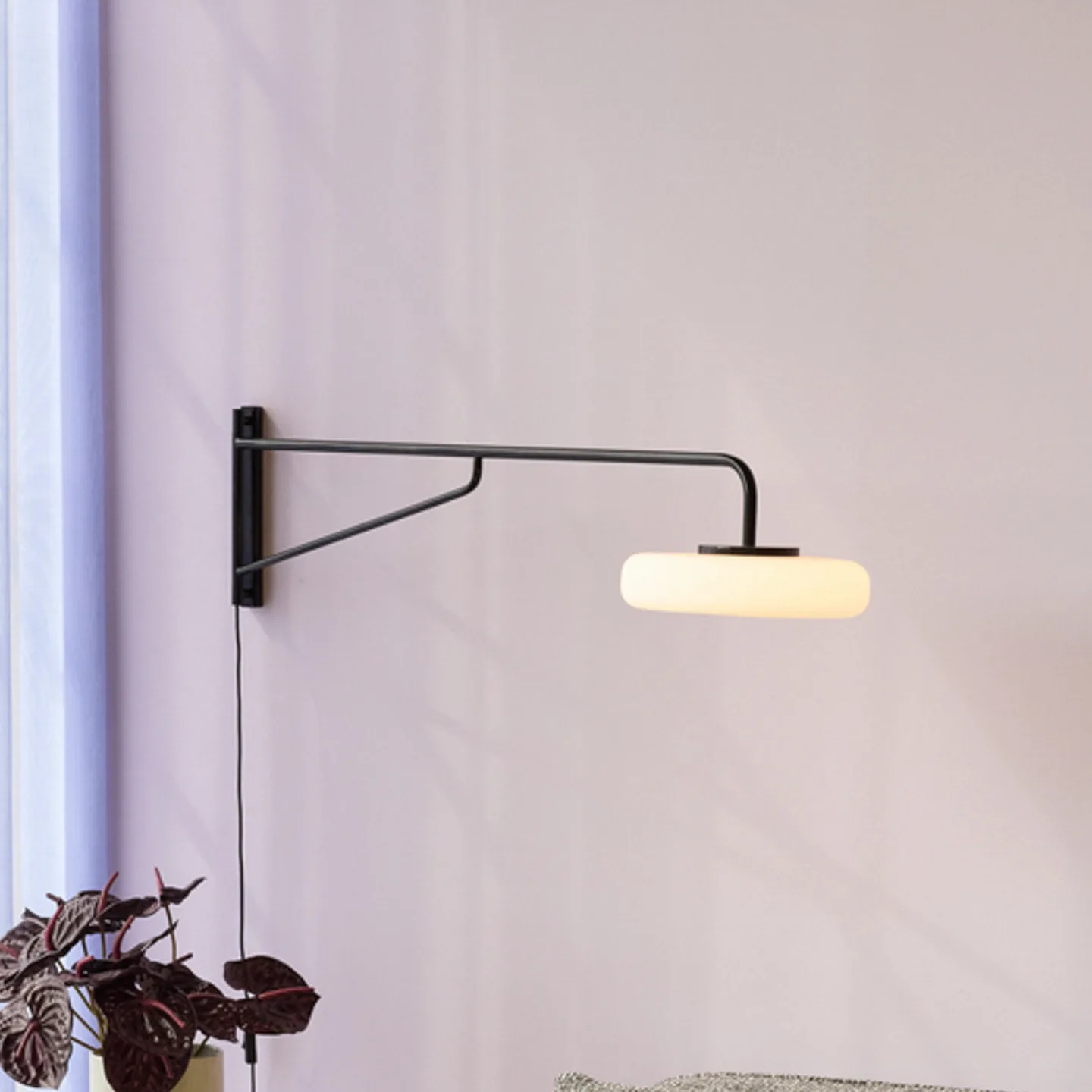 Sway LED-væglampe, sort, udhæng 120 cm – Hübsch - Stue - Moderne - Metal - Med én lyskilde