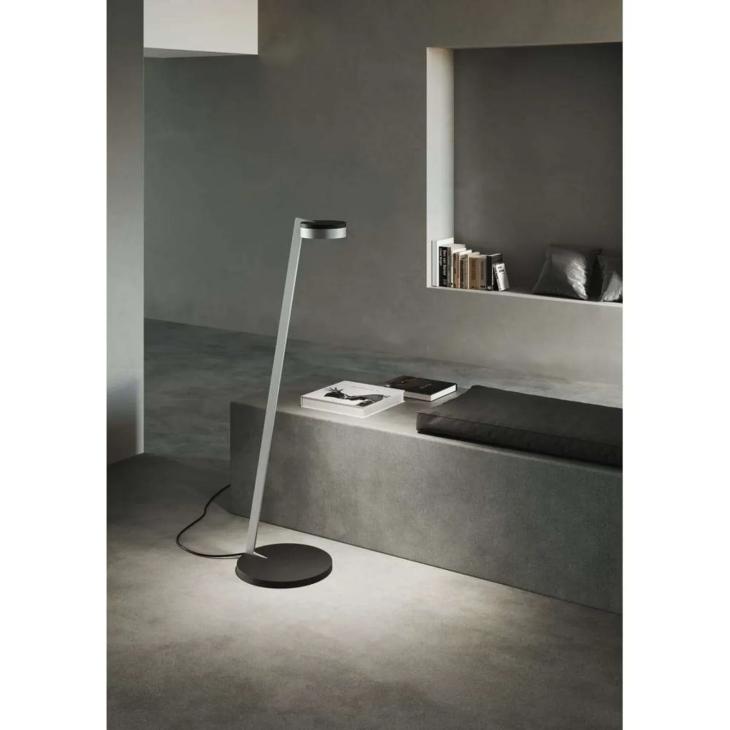 Blade F1 Slim Stehlampe silber/schwarz, klar - Light-Point - Wohnzimmer - Aluminium