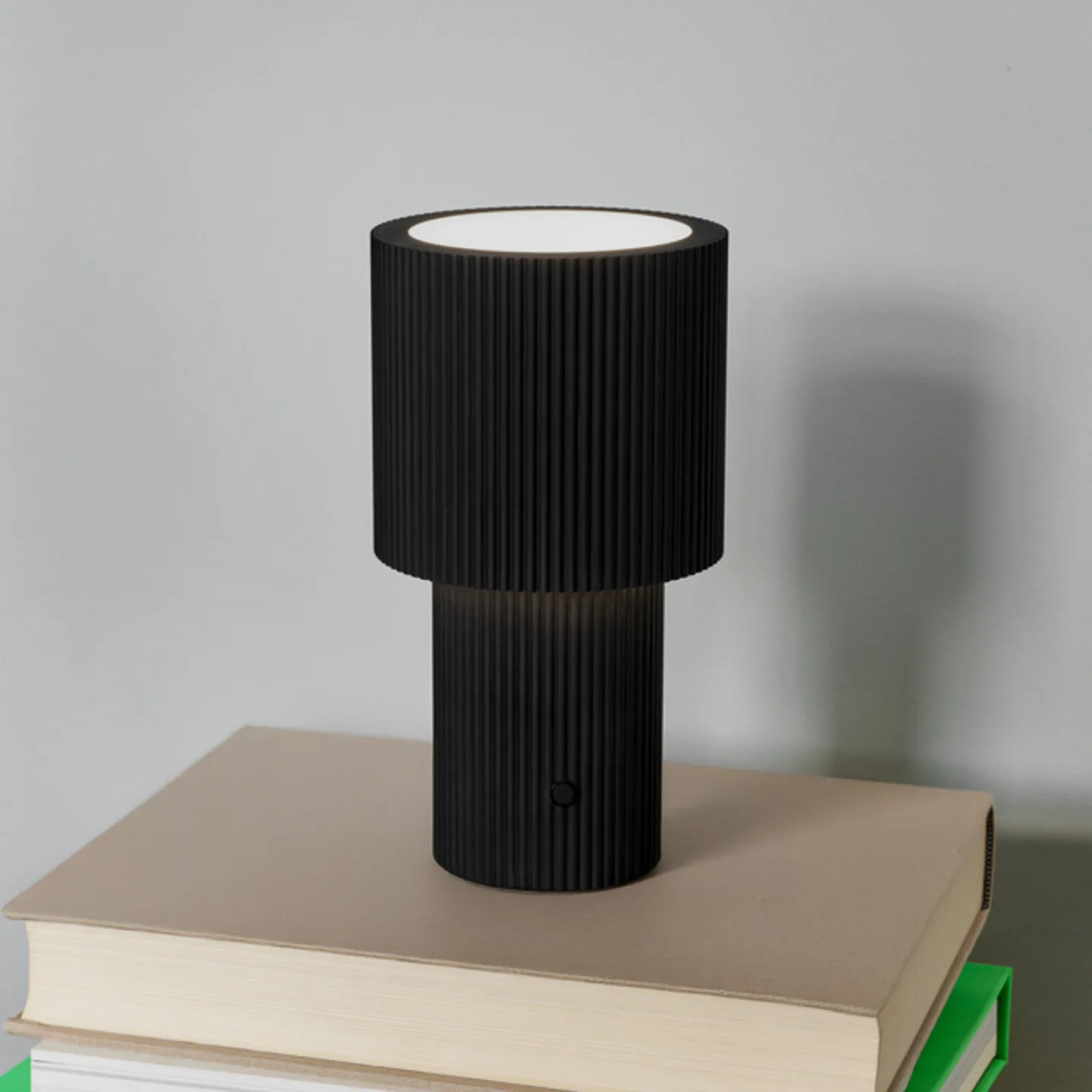 Iluma LED-bordlampe med batteri, sort, højde 22,1 cm – Herstal - Stue - Moderne - Aluminium - Med én lyskilde