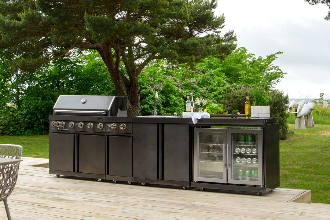 Outdoorküche mit Grill Schwarz Wisconsin Myoutdoorkitchen Black Collection Kühlschrank Spüle Seitenbrenner