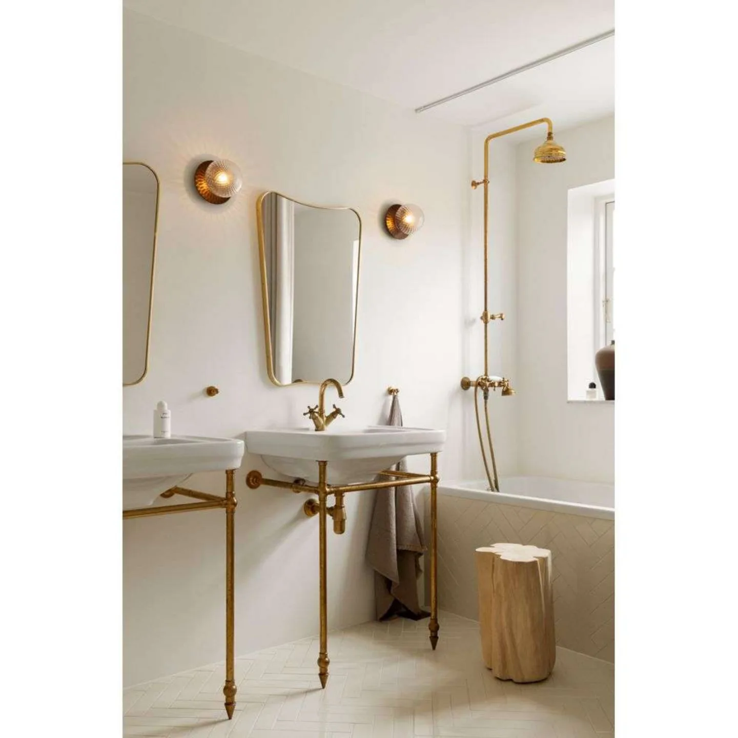 Liila 1 Medium væglampe, bronze/klar, IP 44, G9 - Nuura Nuura Aps - Badeværelse - Design - Metal - Kugle