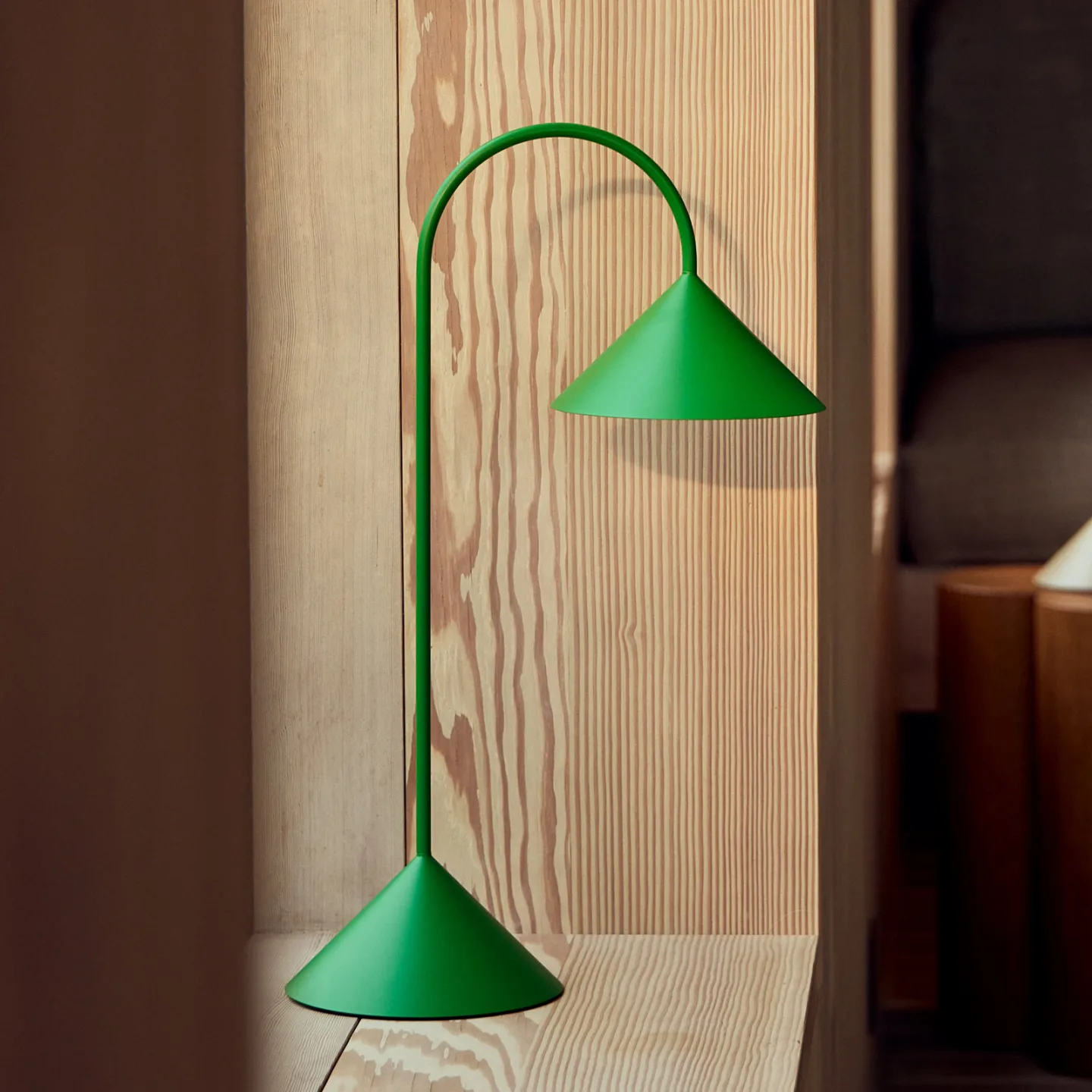 Grasp LED-batteridrevet bordlampe, grønn, høyde 47 cm, metall - FRANDSEN - Balkong - Design - Med en lyskilde