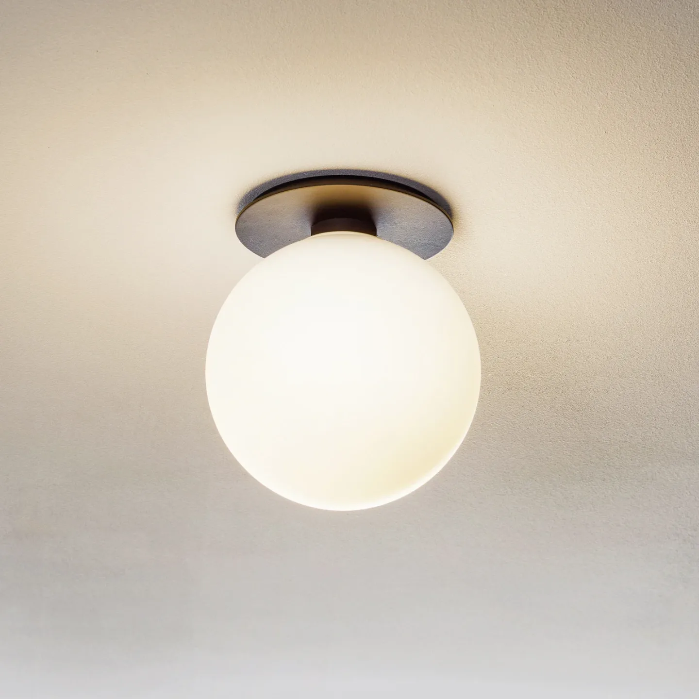 TR Bulb Wand-/Deckenleuchte Black/Matt Opal - Audo Copenhagen - Wohnzimmer - Design - Glas - Kugel