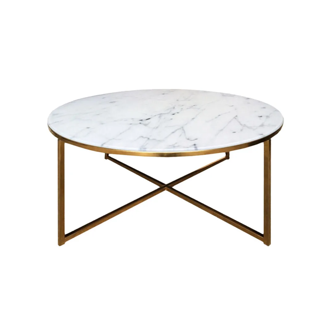 Almaz Wohnzimmertisch Ø 80 cm in Glas mit Marmorprint und einem Gestell aus goldenen Chrom.