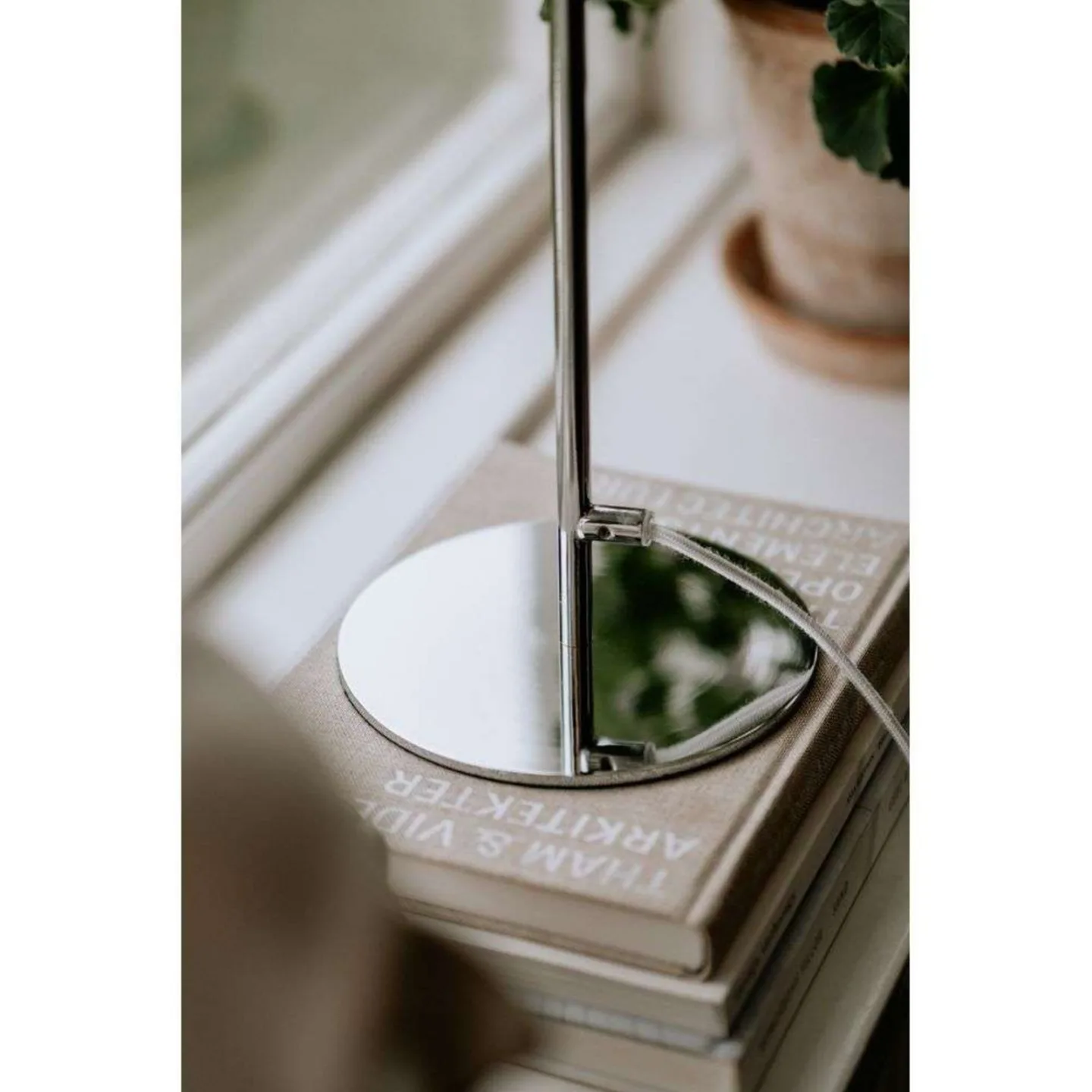 Icon bordslampa Chrome - Globen Lighting - Vardagsrum - Metall