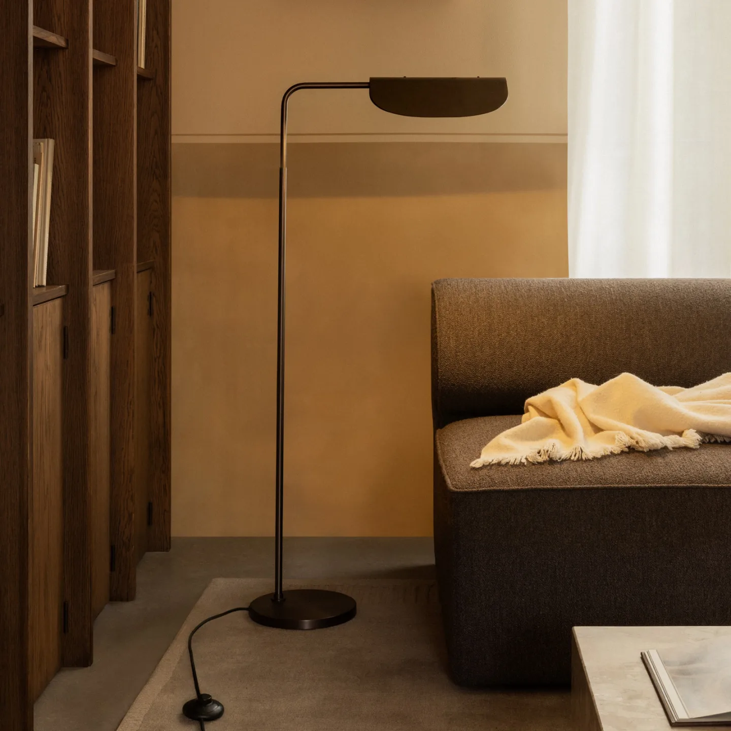 Wing gulvlampe, bronze, højde 113 cm, justerbar - Audo Audo Copenhagen - Stue - Design - Aluminium - Med én lyskilde