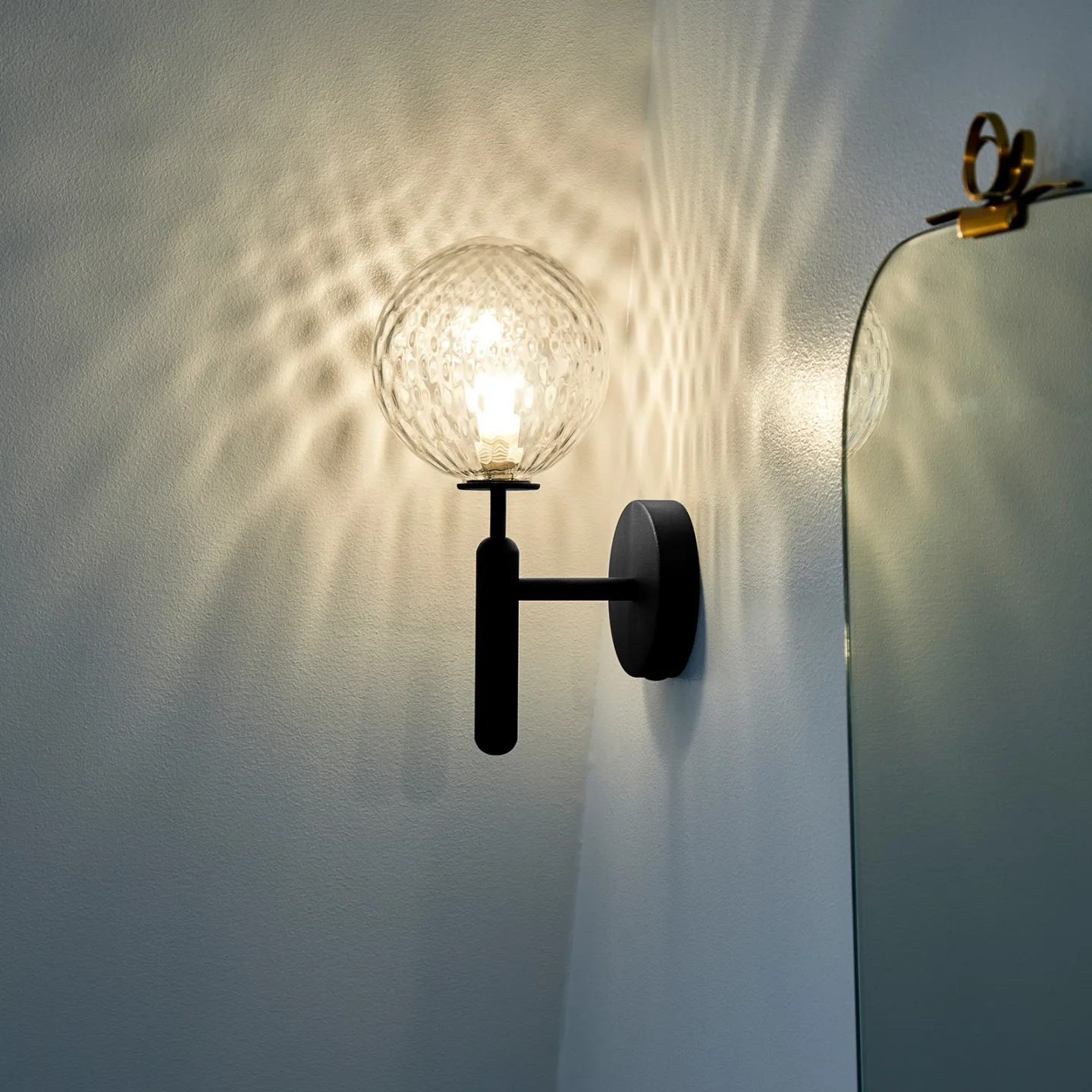 Miira Vägglampa Rock Grey/Optic Clear - Nuura Miira Wall Nuura Aps - Vardagsrum - Design - Metall - Klot