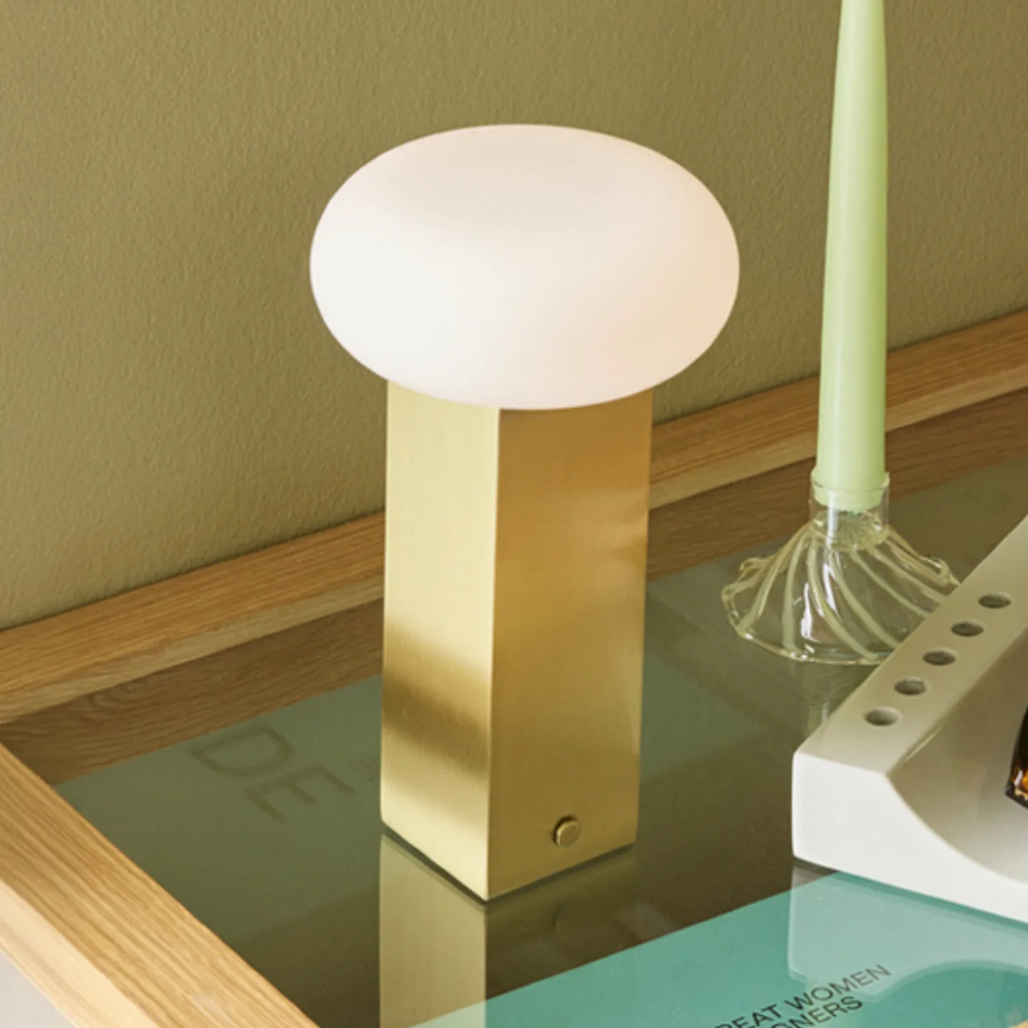 LOW LED-bordlampe med batteri, messing, høyde 20 cm – Hübsch - Stue - Moderne - Metall - Med en lyskilde