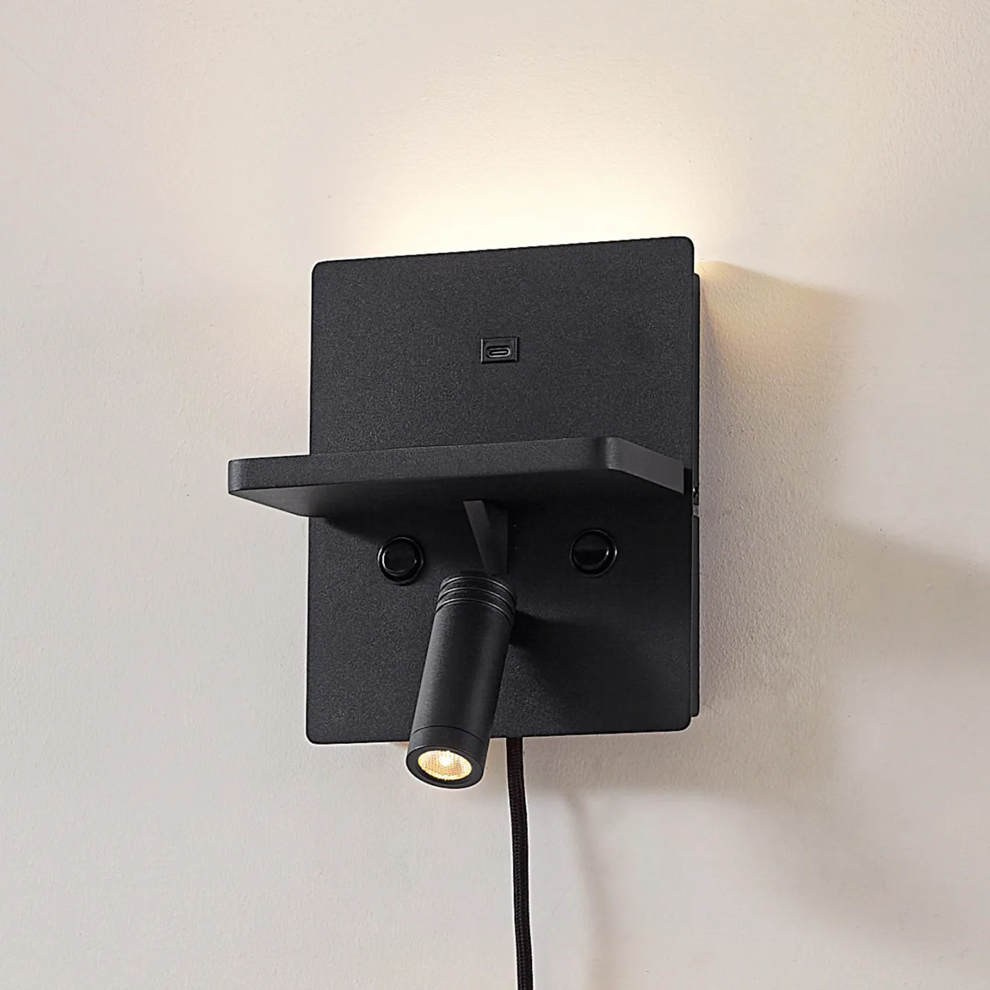 Auden LED-Wandlampe, schwarz, Stecker, Ladestation - Lindby - Wohnzimmer - Modern - Metall - Eckig