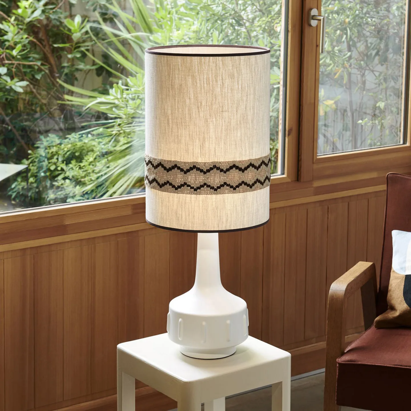 Jimmy Tischlampe weiß/beige Borte Höhe 83 cm - MARKET SET - Wohnzimmer - Keramik - Mit Schirm