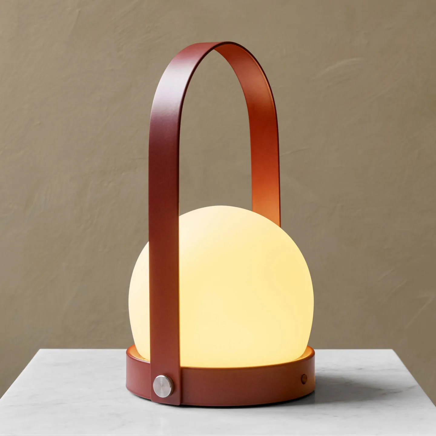Audo Copenhagen Carrie Tragbare Tischleuchte Burned Red