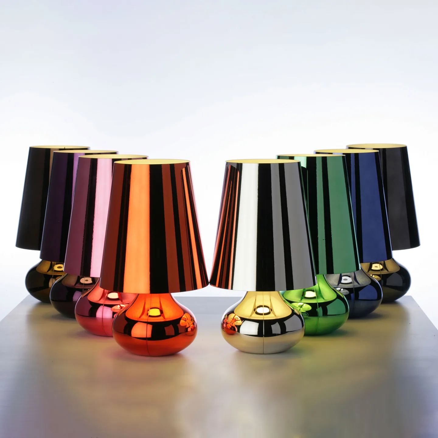 Cindy LED-Tischleuchte, blau metallic - Kartell - Wohnzimmer - Design - Kunststoff - Mit Schirm