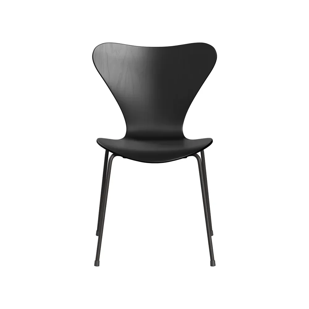 Fritz Hansen Sjuan 3107 stol Svart-färgad ask-grafitgrått stativ