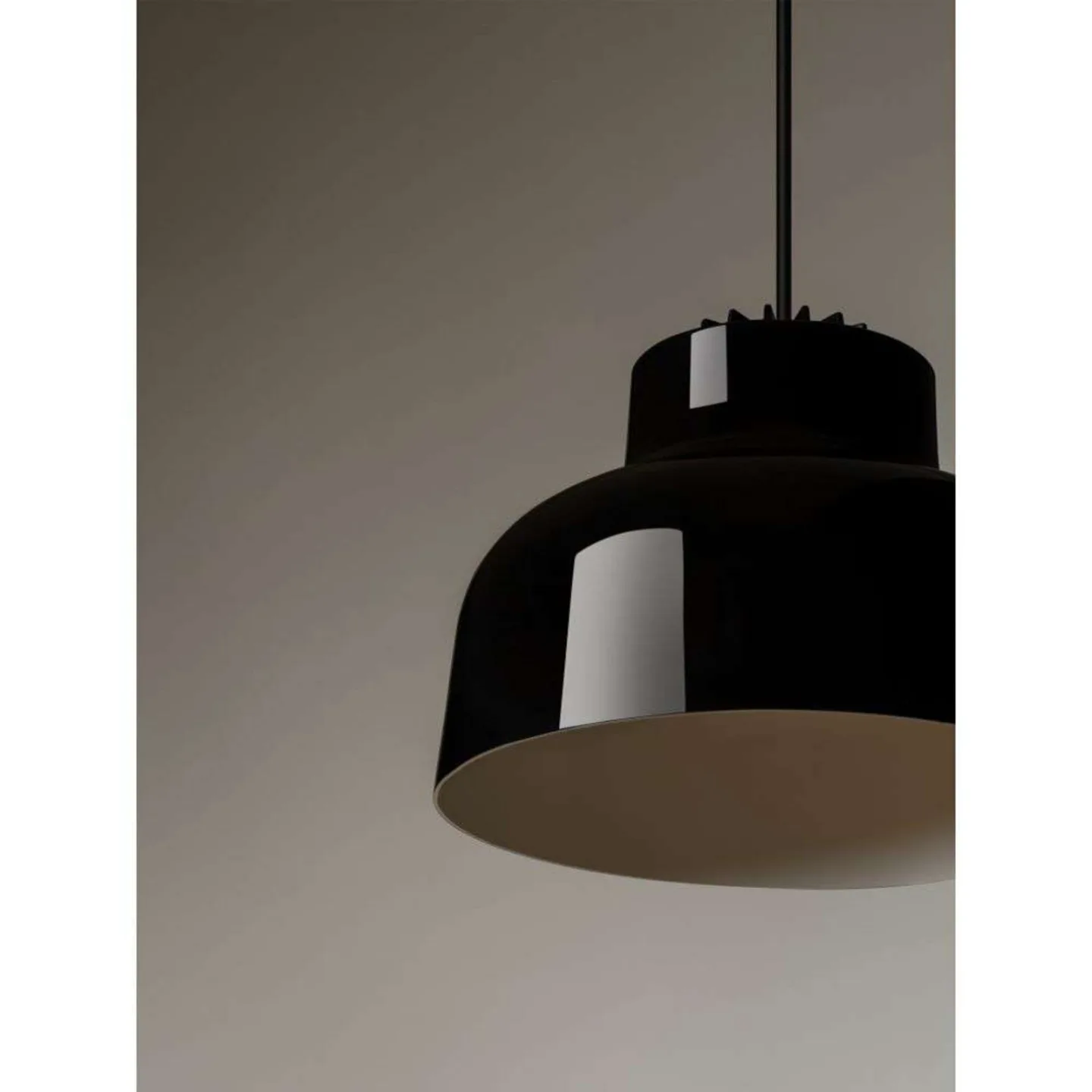 M64 Pendelleuchte Dim. Glossy Deep Black - Santa & Cole - Wohnzimmer - Aluminium