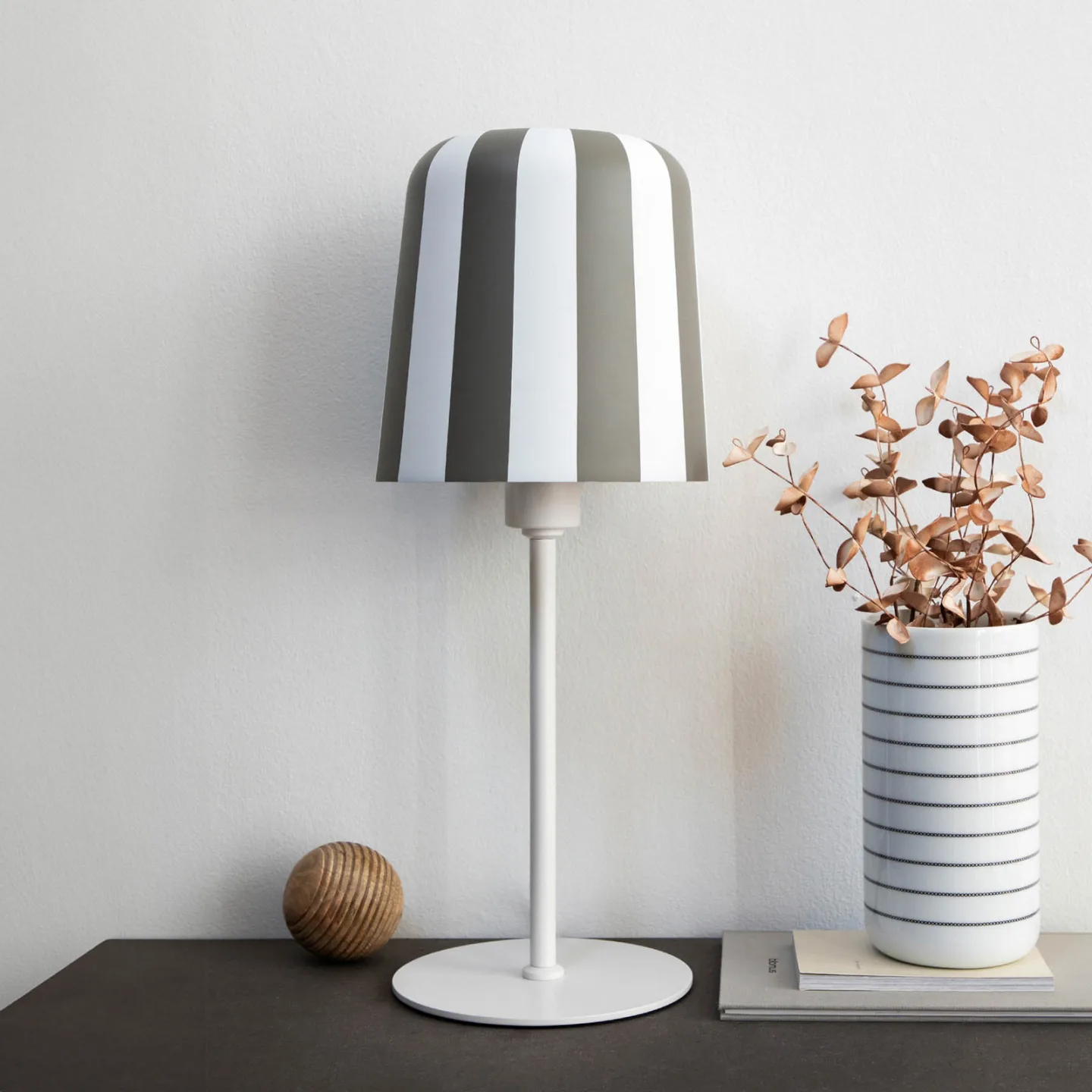 Gry Tischleuchte Grau/Weiß - Dyberg Larsen - Wohnzimmer - Design - Metall - Mit Schirm