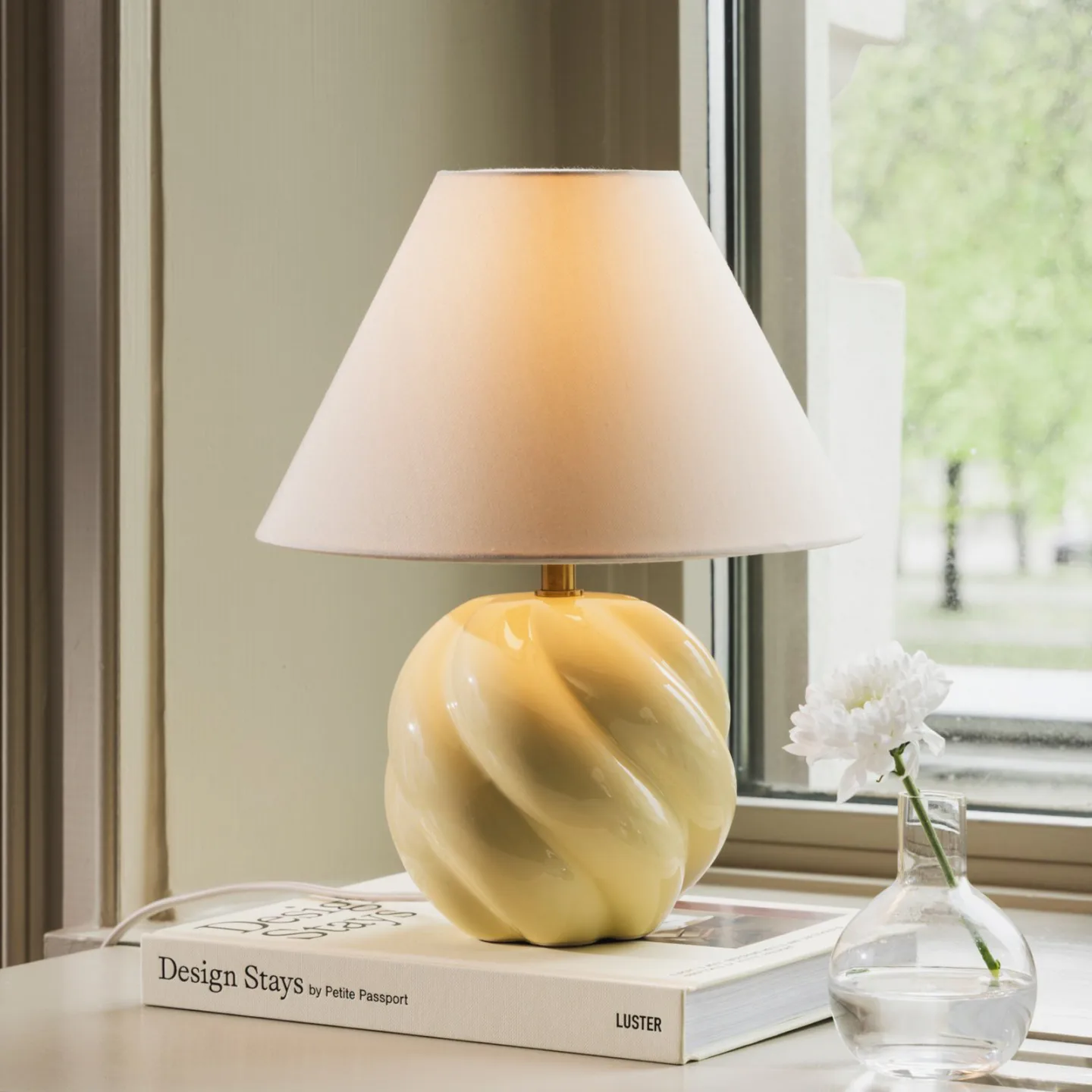 DAHLIA bordlampe, beige/gul, høyde 31 cm - Globen Lighting - Stue - Stoff / Tekstil - Med en lyskilde