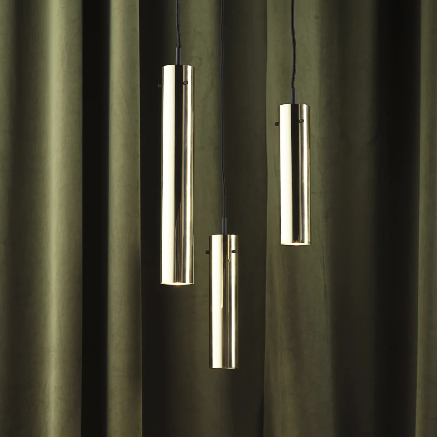 FM 2014 pendellampe Ø5,5xH36 Solid Glossy Brass - FRANDSEN FM2014 - Stue - Design - Messing - Med en lyskilde