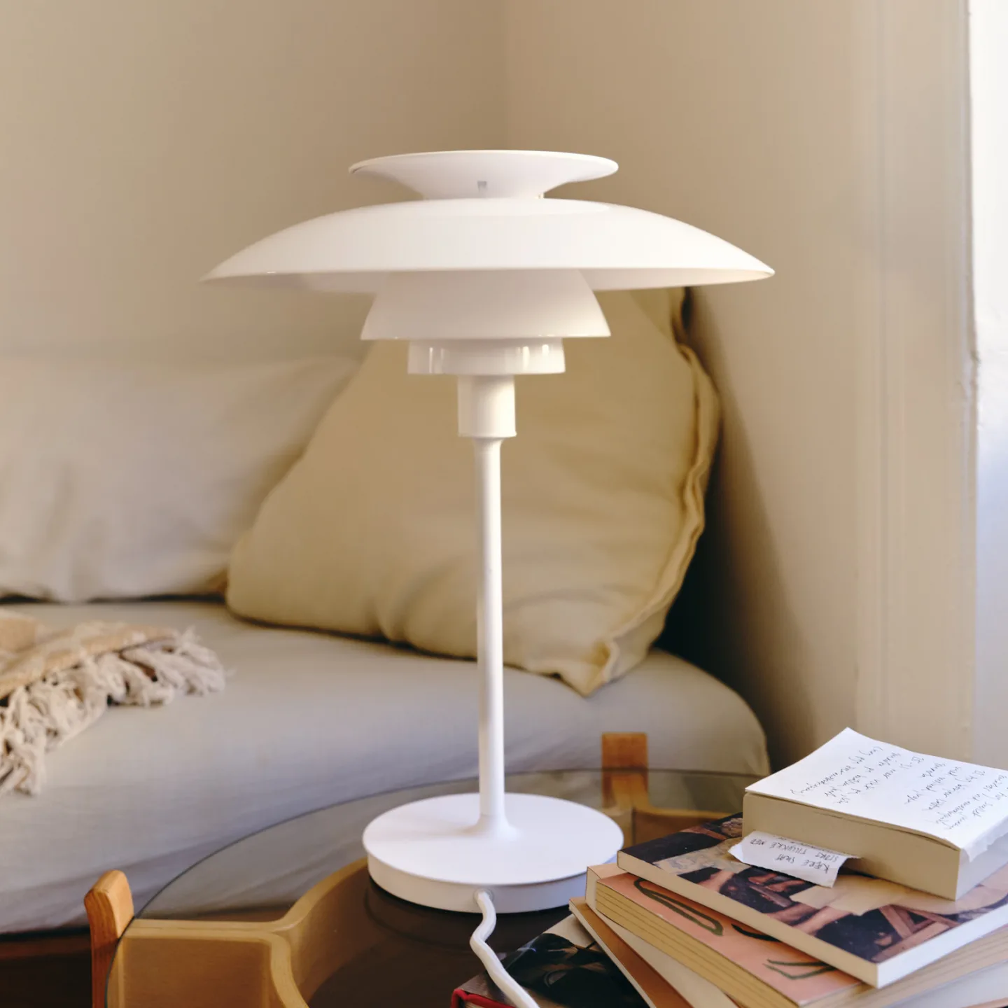 PH 80 Tischleuchte, opalweiß, Ø 32 cm, E14 - Louis Poulsen - Wohnzimmer - Design - Aluminium - Mit Schirm