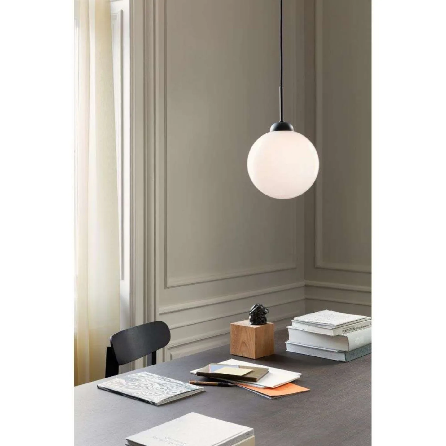 Apiales 1 Pendelleuchte Large, schwarz/opal, Ø 20 cm - Nuura Nuura Aps - Wohnzimmer - Design - Glas - Einflammig