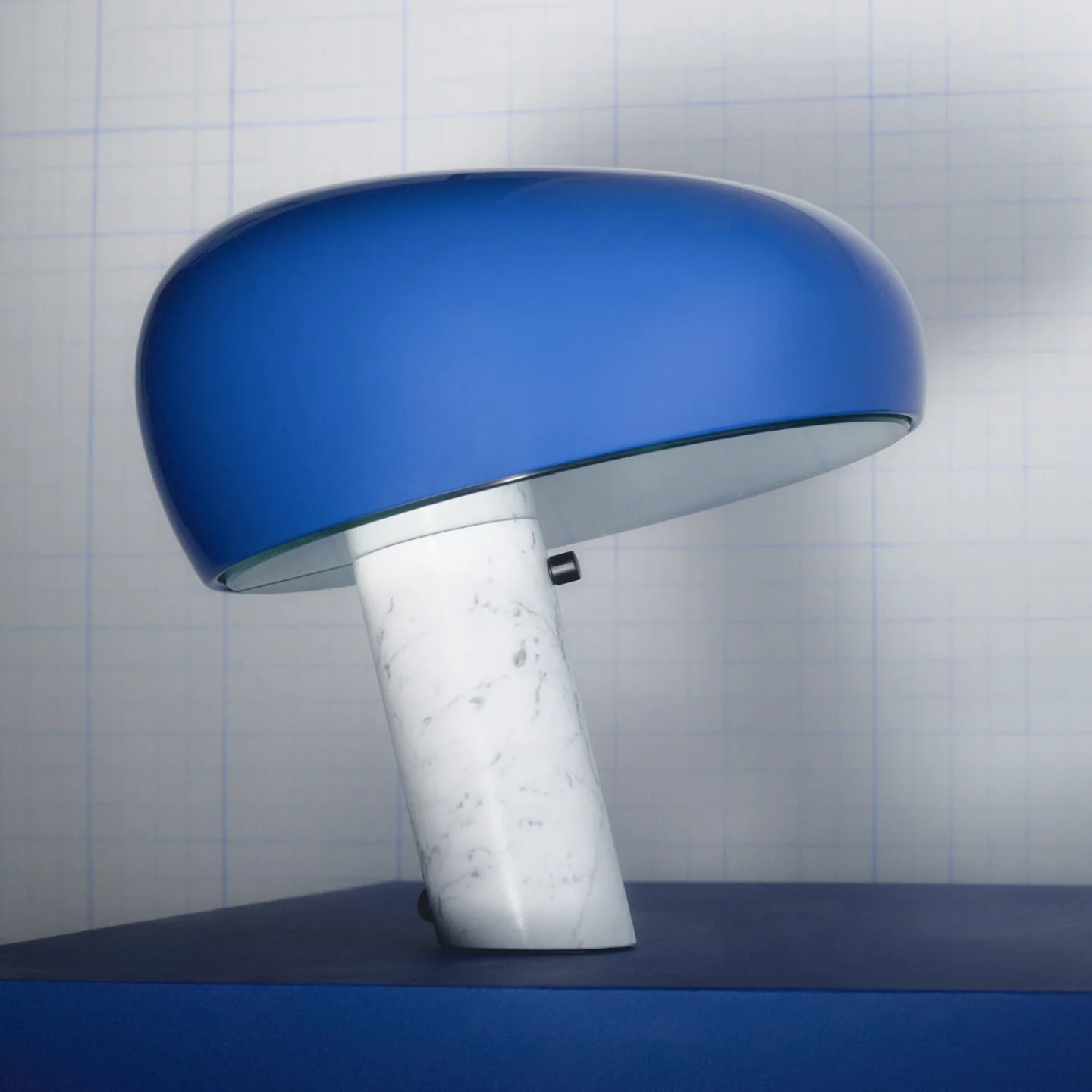 Snoopy Tischleuchte Navy Blau - Flos - Wohnzimmer - Marmor - Mit Schirm