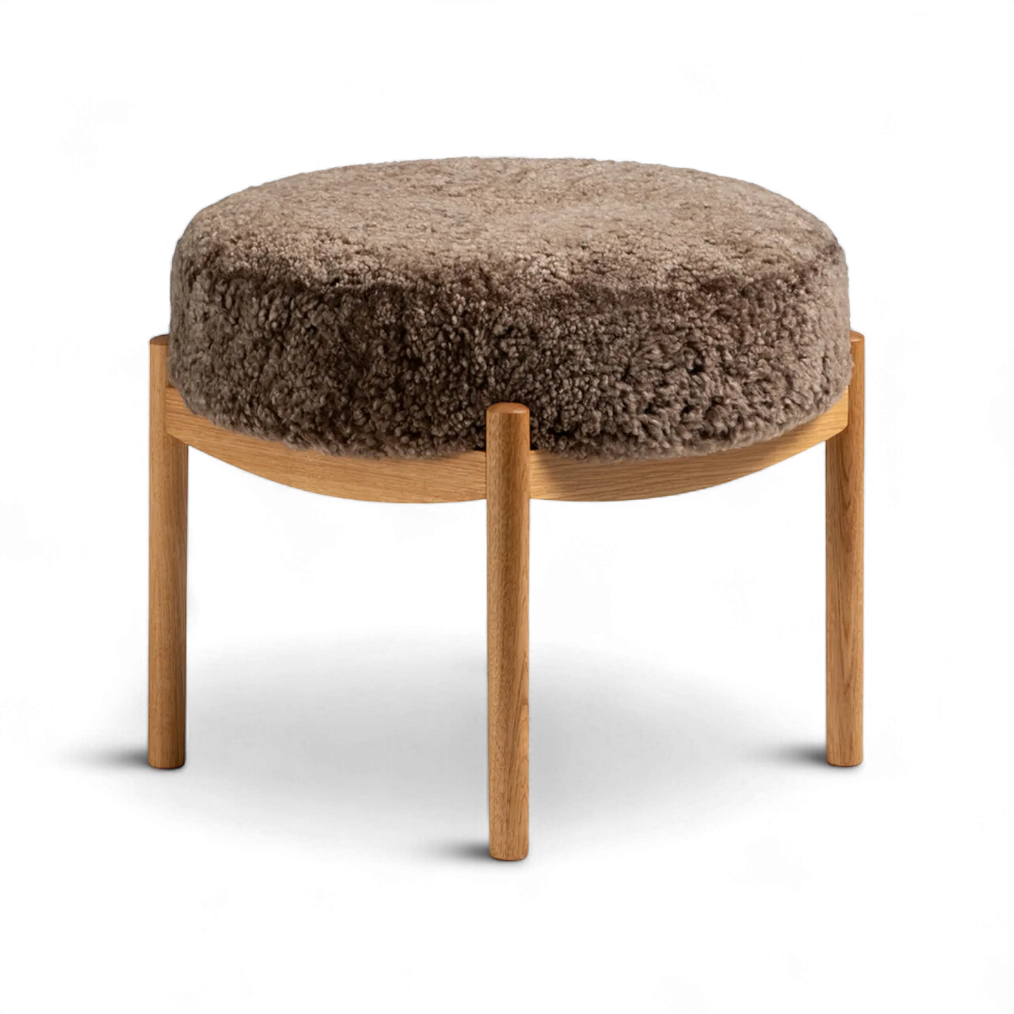 Dagmar - Esko Stool Sheepskin Sahara Oiled Oak - Fotpallar - Soren Nielsen - Träfärgad - Trä/Textilmaterial