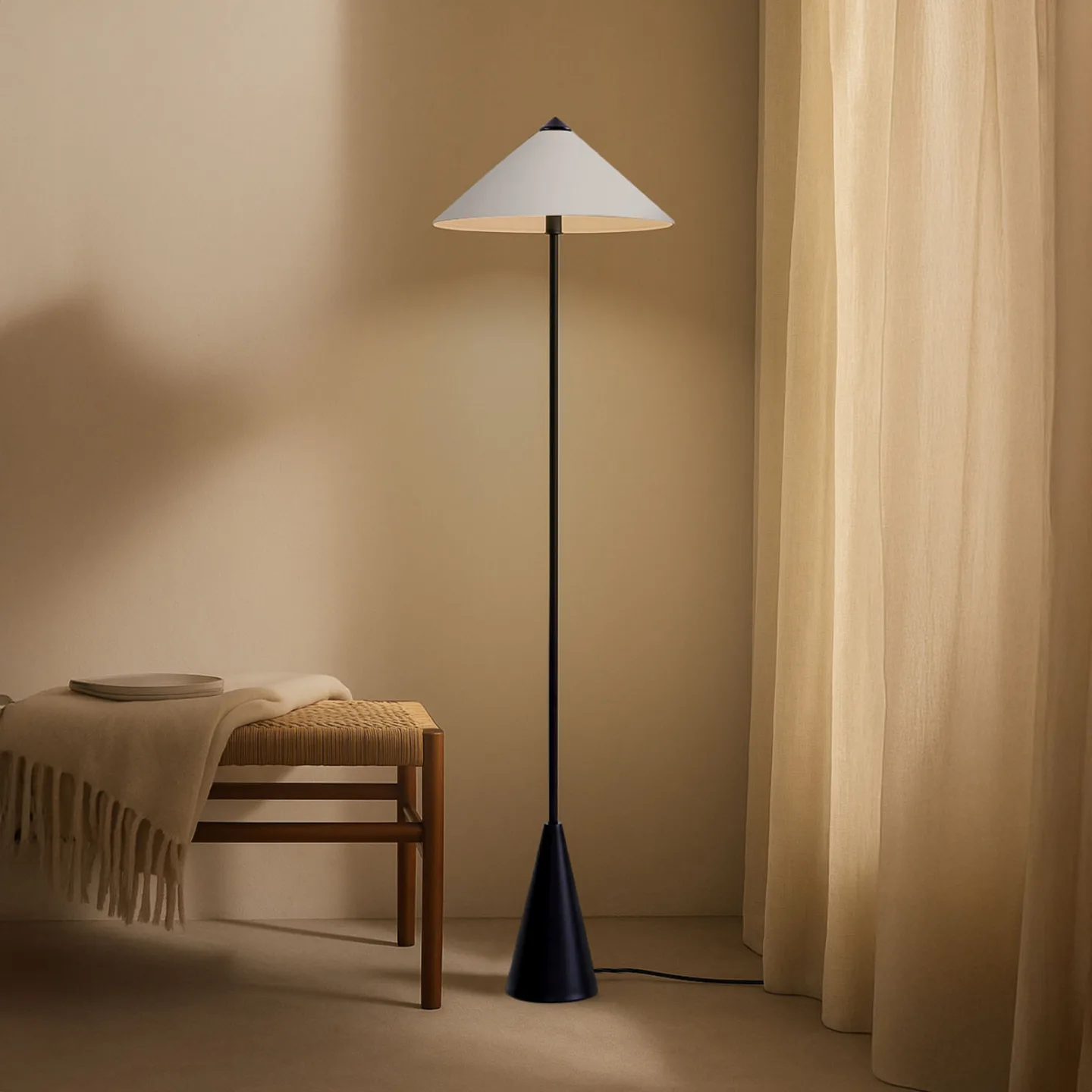 Norvik Stehlampe, Höhe 150 cm, schwarz/grau, Metall - Lindby - Wohnzimmer - Modern
