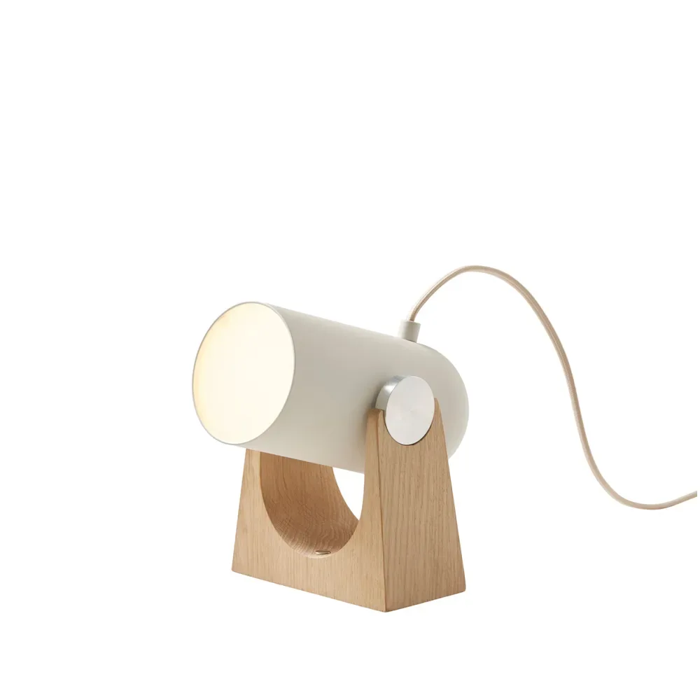 Le Klint Carronade bordslampa sand, aluminium/ek såpa