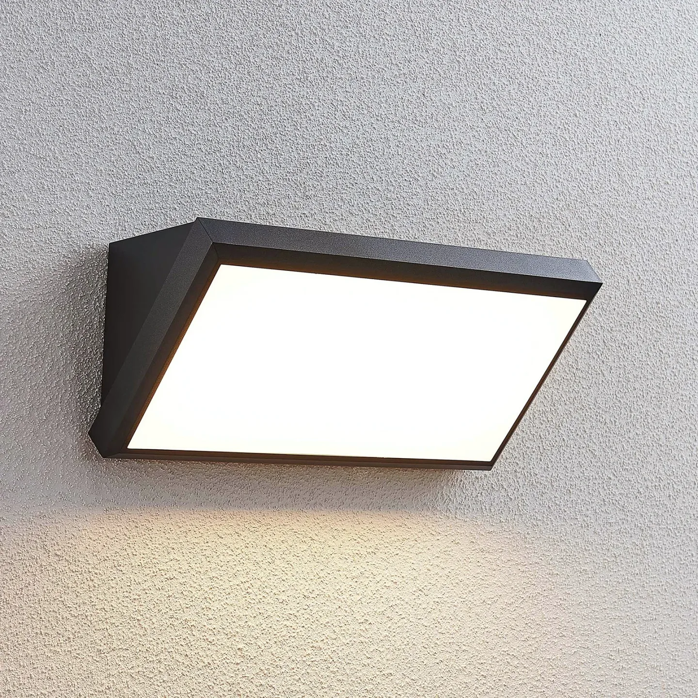 Abby Utendørs Vegglampe Dark Grey/White - Lindby - Balkong - Moderne - Plast - Kantet