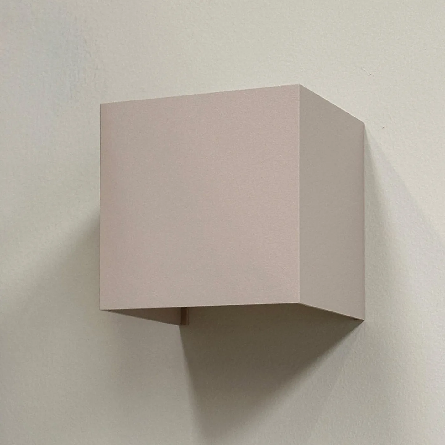 Venus Wandleuchte 10x10 Beige - Dyberg Larsen - Wohnzimmer - Design - Aluminium - Eckig