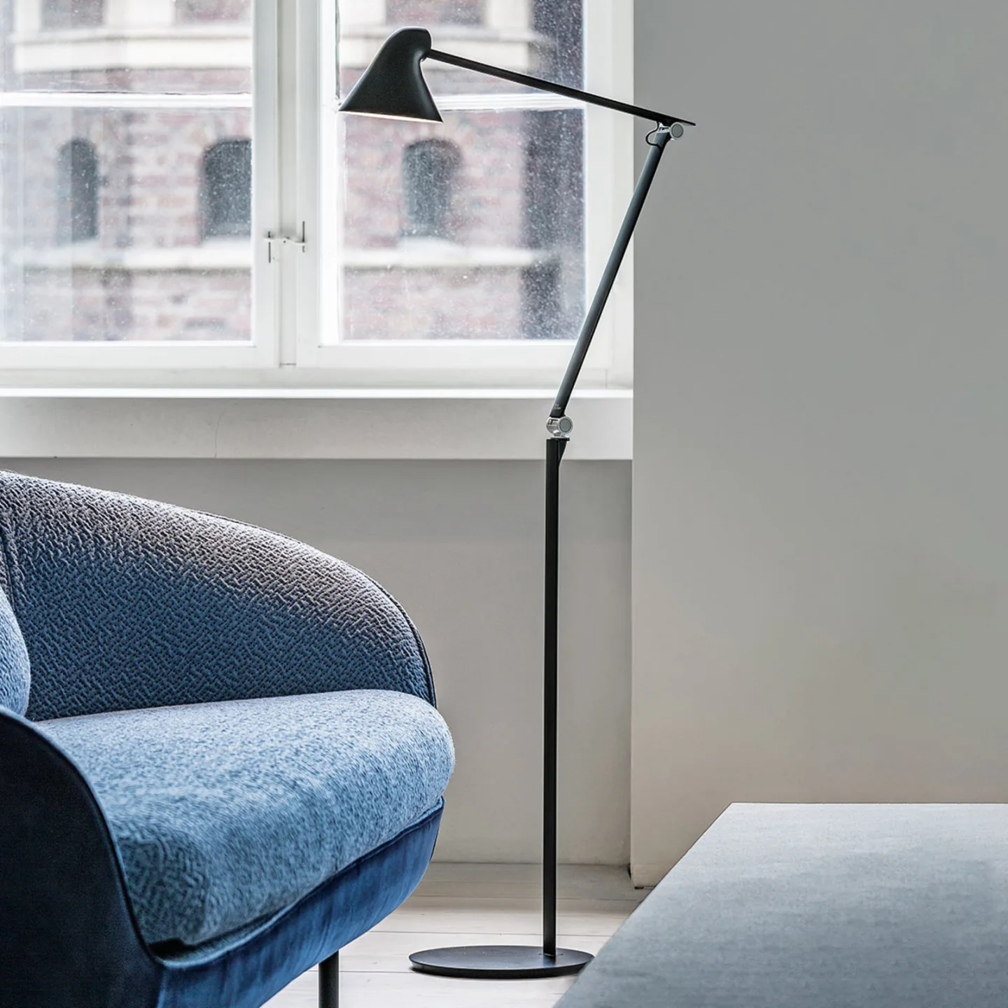 NJP Gulvlampe Svart - Louis Poulsen - Stue - Design - Metall - Med skjerm