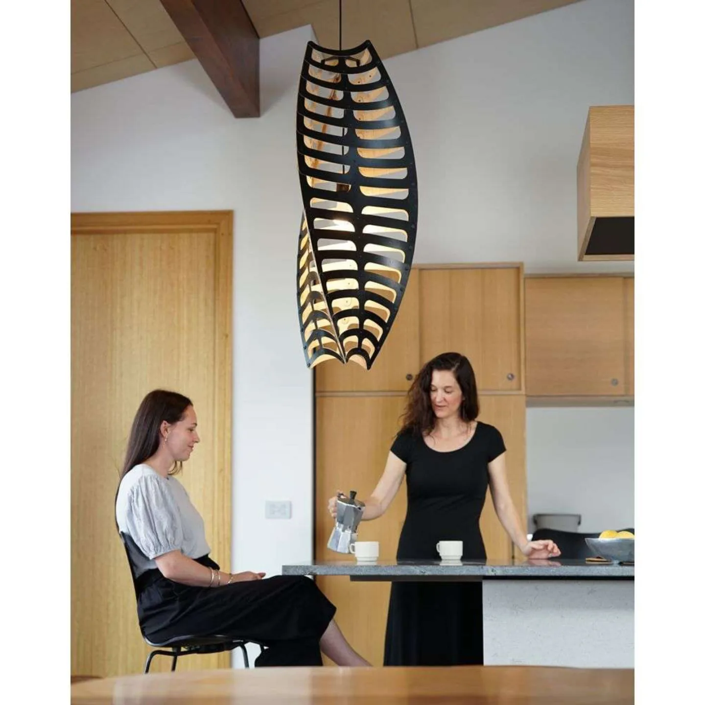 Toru Pendelleuchte Medium 1 Side Black - David Trubridge - Wohnzimmer - Bambus