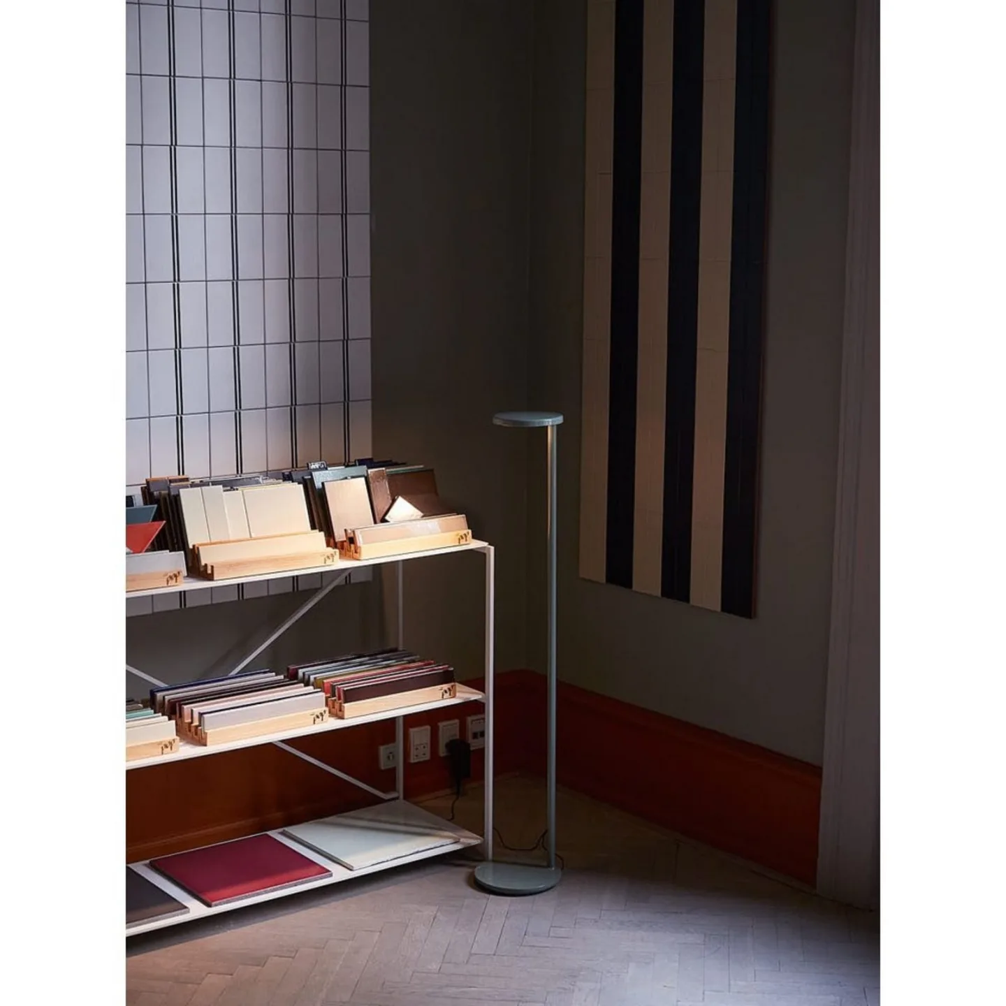 Oblique F Gulvlampe 3000K USB-C USB-C Matt Rust - Flos - Stue - Aluminium
