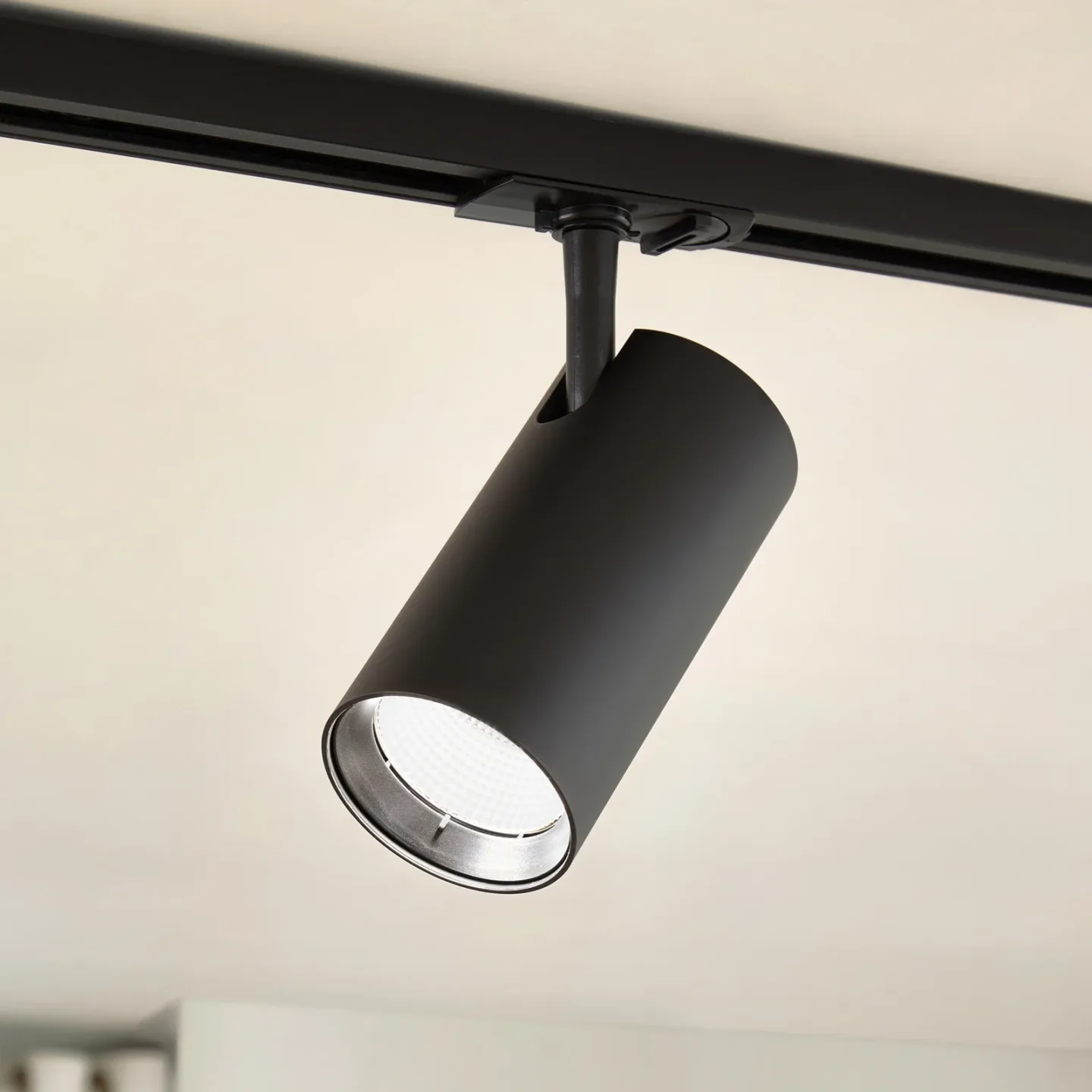 Linaro LED-skinnespot, sort, Ø 7 cm, aluminium, CCT – Lindby - Stue - Moderne - Med én lyskilde