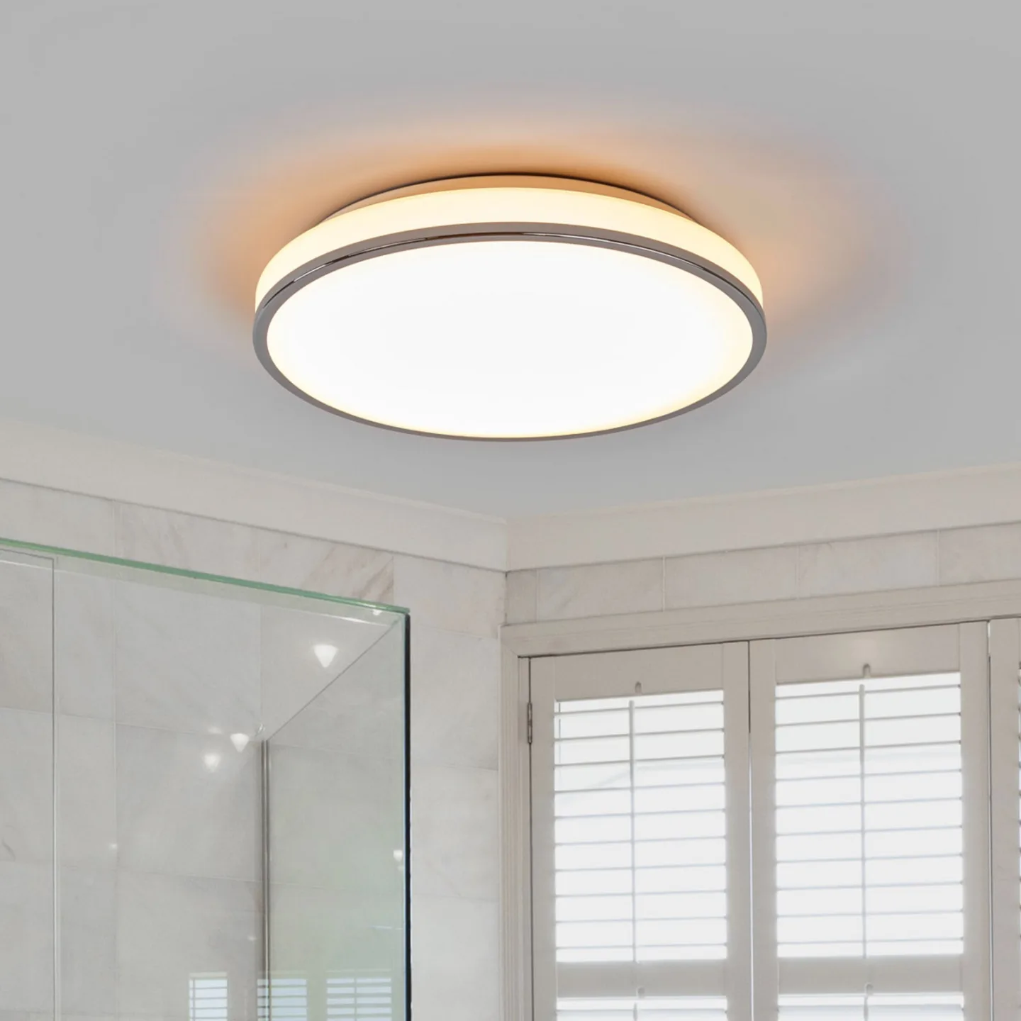 Lyss Loftlampe Hvid/Krom - Lindby - Badeværelse - Moderne - Glas - Rund
