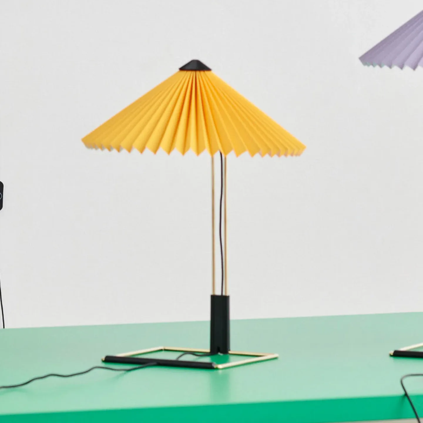 Matin LED-bordlampe, gul/messing, højde 38 cm - HAY Matin 300 - Stue - Design - Metal - Med skærm