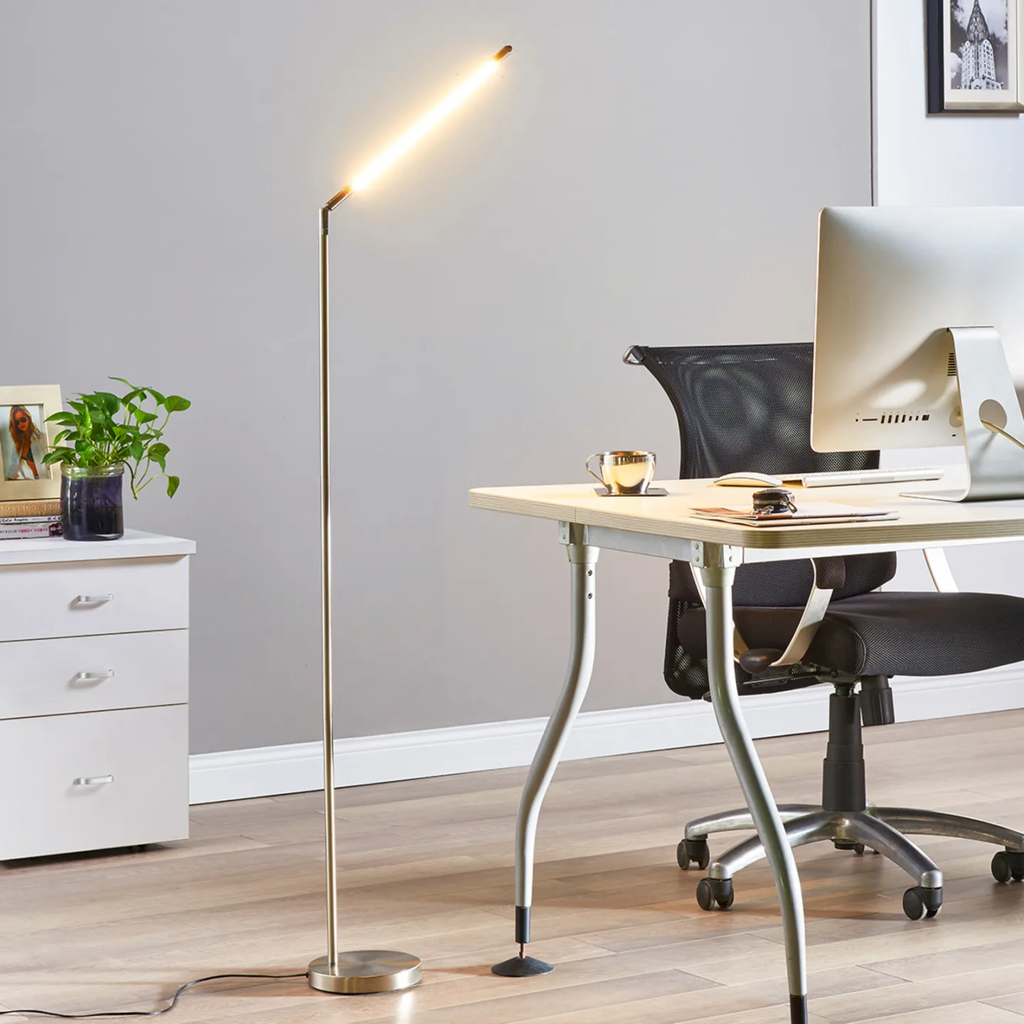 Jabbo LED Golvlampa Nickel - Lindby - Arbetsrum / hemkontor - Modern - Metall - Med en ljuskälla