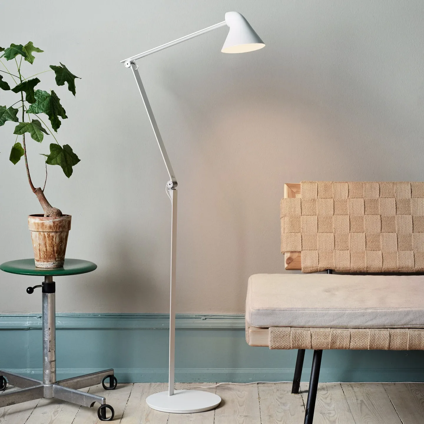 NJP Stehleuchte 3000K Weiß - Louis Poulsen - Wohnzimmer - Design - Metall - Mit Schirm