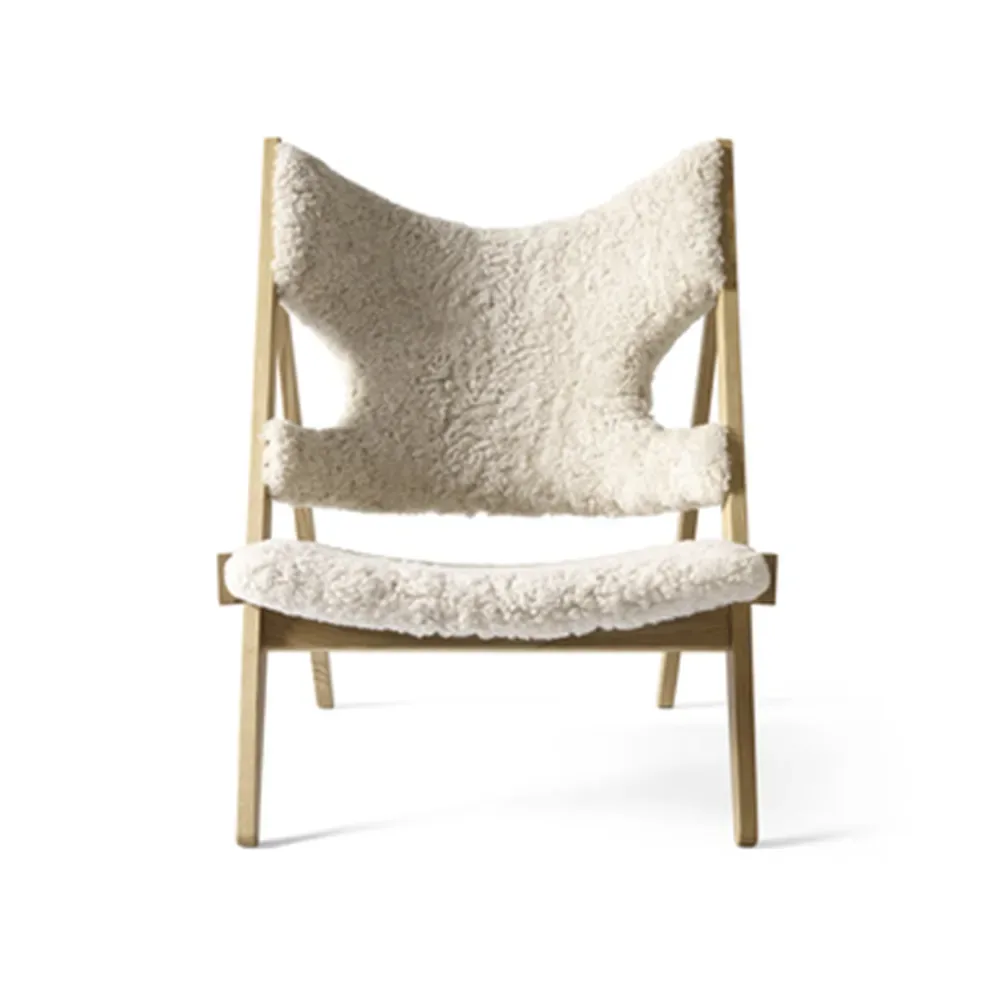 Audo Copenhagen Knitting loungefåtölj fårskinn Nature, stativ natural ek