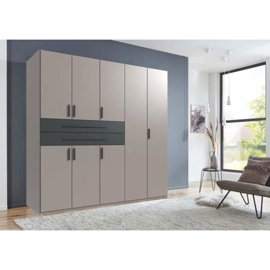 Kleiderschrank Stride Saharagrau, Rahmen + Abs. Grafit - Griffe Grafit Mischholz B 225 cm