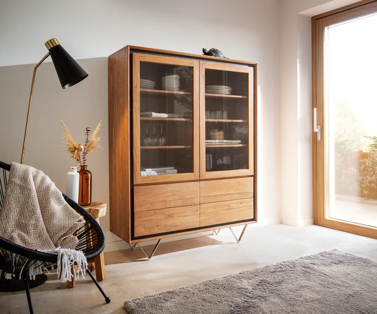 Vitrine Stonegrace 115x150 Akazie Natur 2 Türen 4 Schubladen Steinfurnier V-Fuß