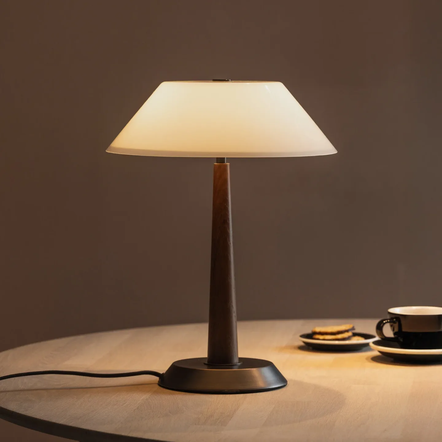 Ligna Tischlampe weiß/bronze/eiche 39 cm - Globen Lighting - Wohnzimmer - Skandinavisch - Metall - Mit Schirm